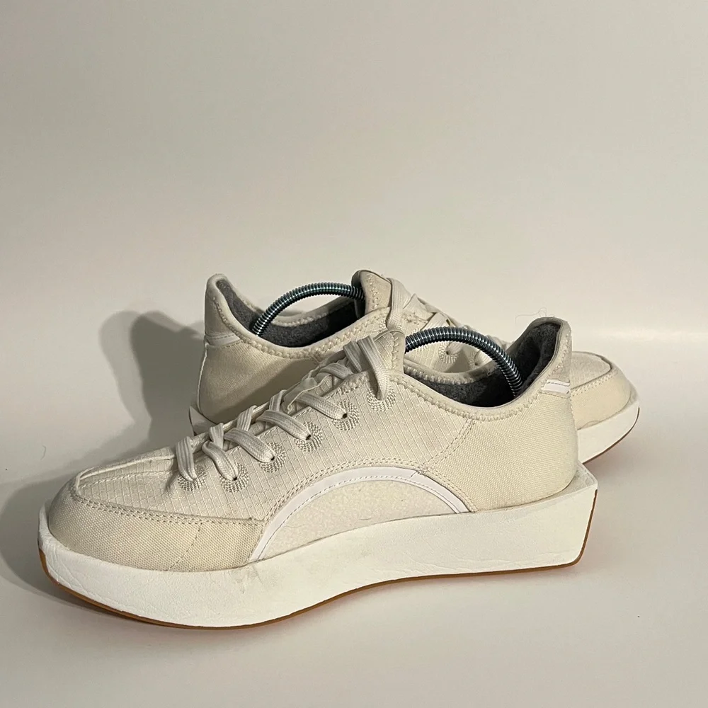 Allbirds Women’s Risers Sneakers, size 10. Cream off-white, white soles.